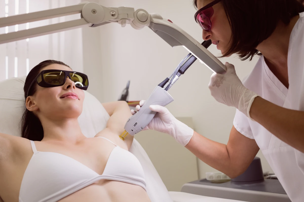 kobieta podczas zabiegu laserowego usuwania włosów pod pachami