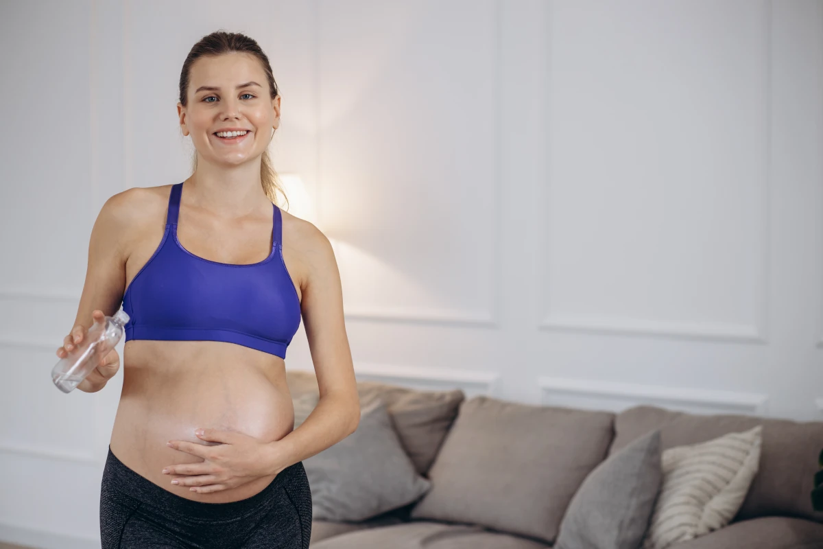 kobieta w ciąży trzyma się za brzuch