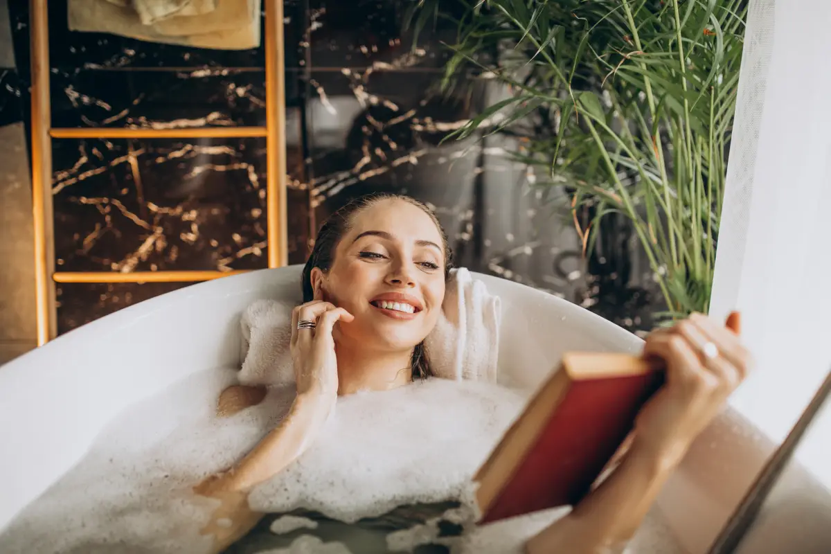Kobieta czytająca książkę podczas kąpieli w wannie