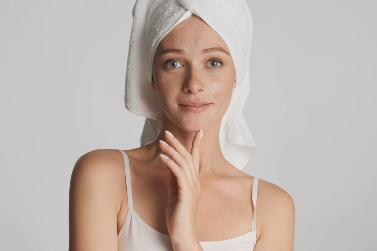 kobieta w ręczniku na głowie ze zdrową cerą