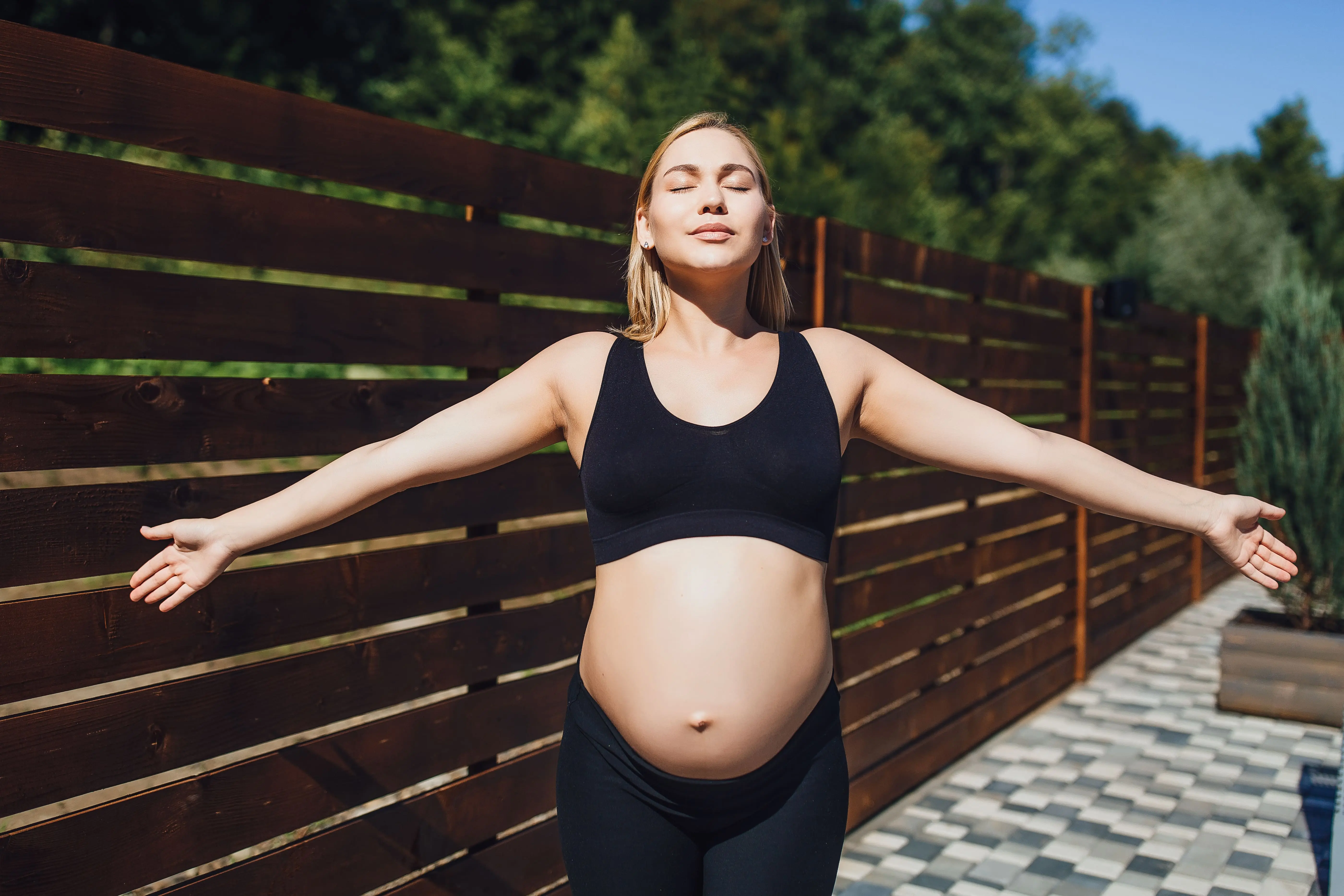 kobieta w ciąży medytuje