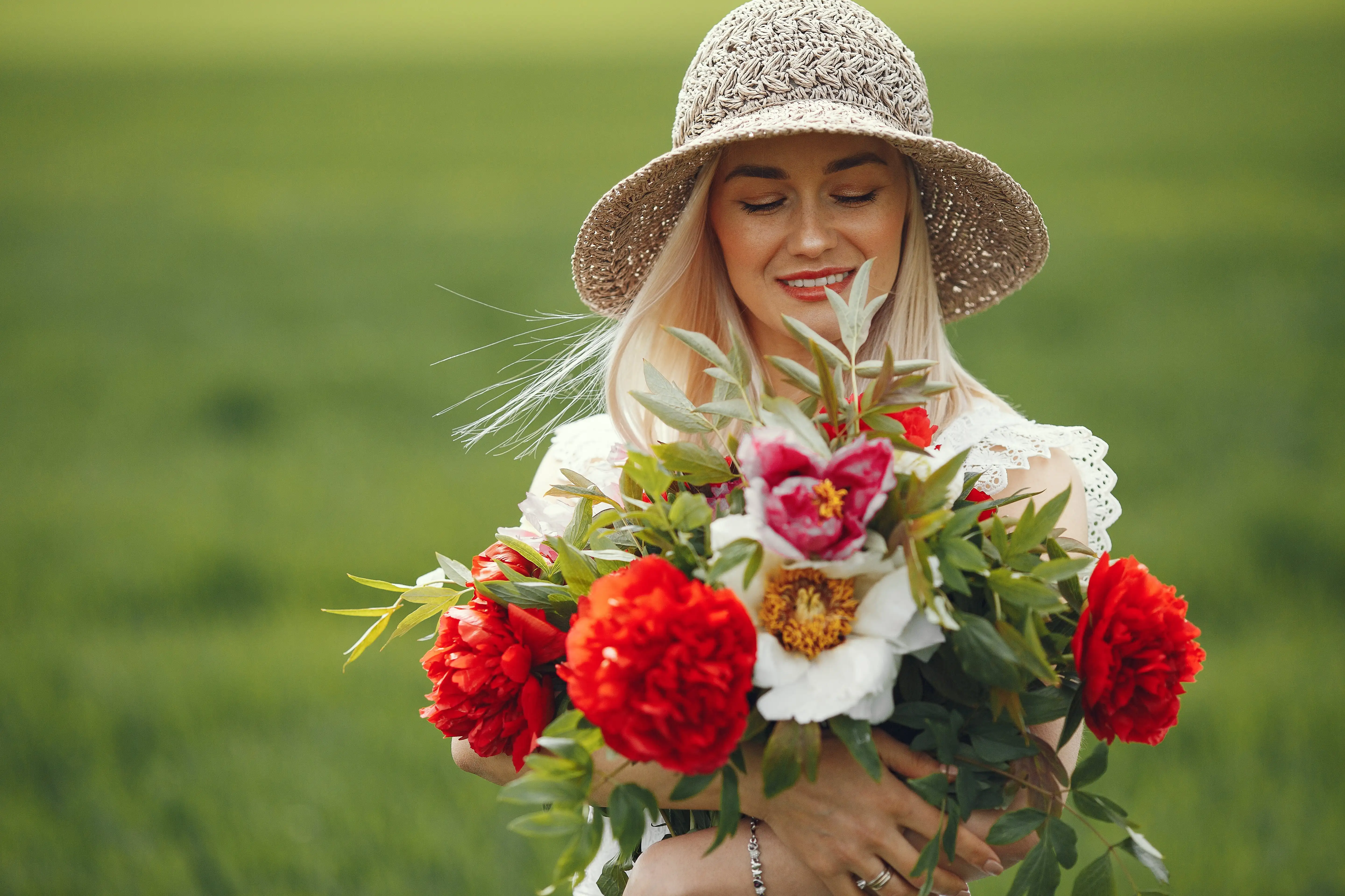 kobieta z kwiatami uśmiecha się