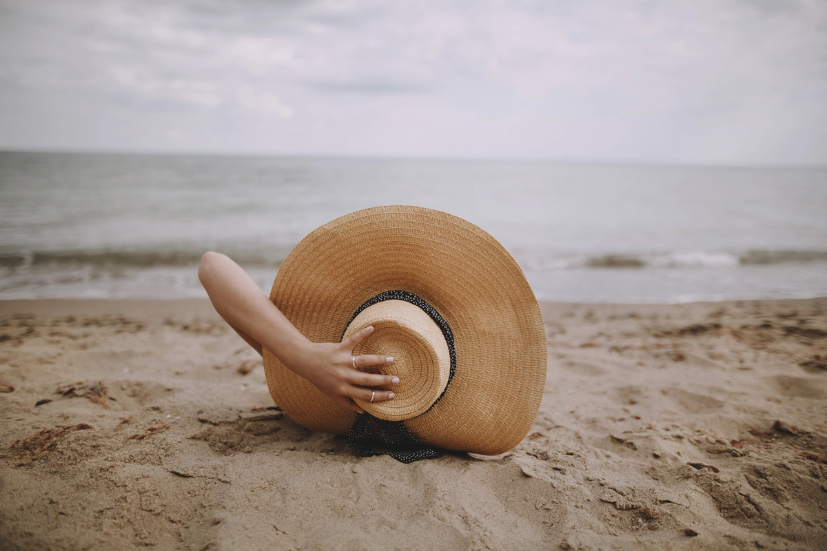 kobieta na plaży w kapeluszu
