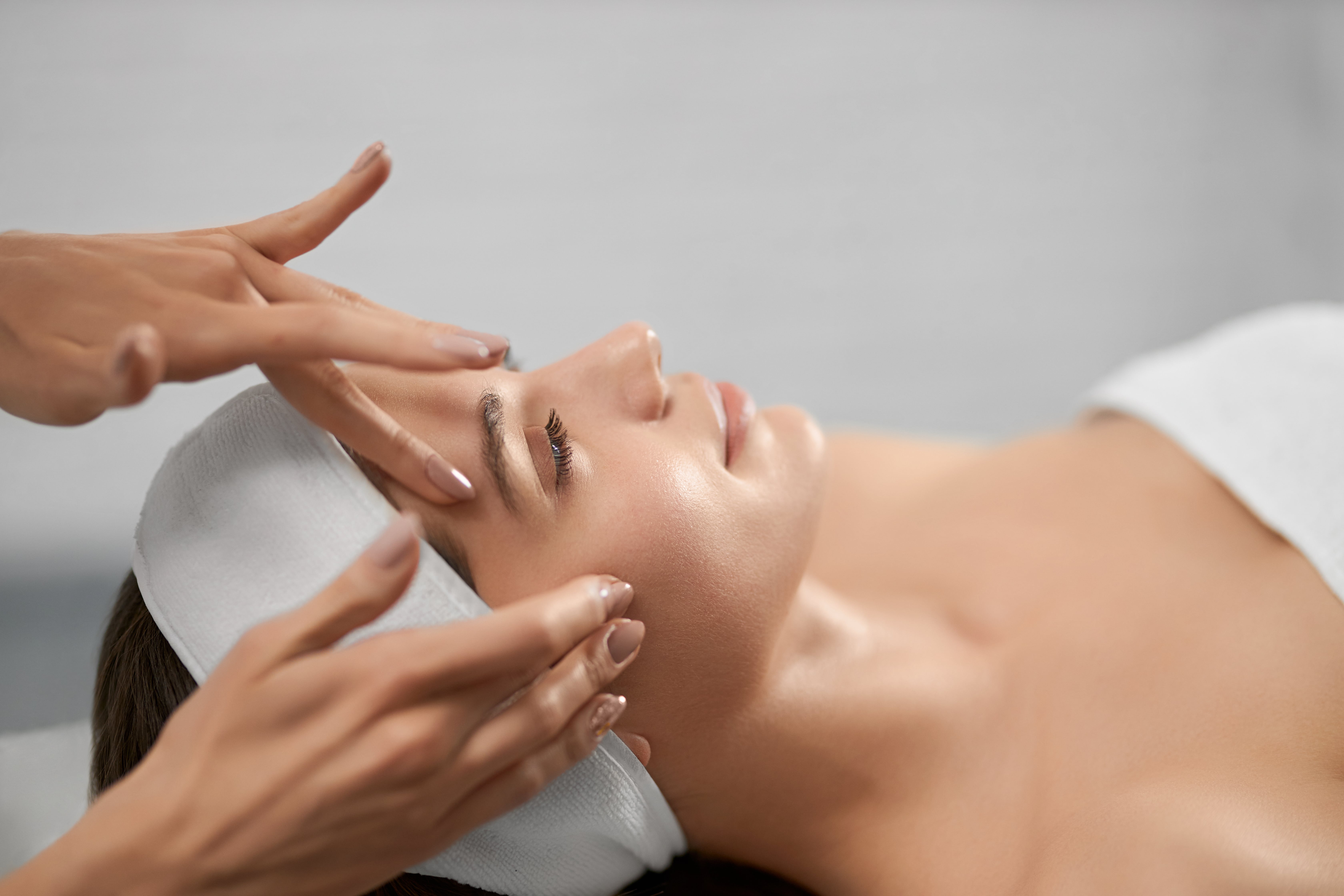 Kobieta podczas masażu twarzy
