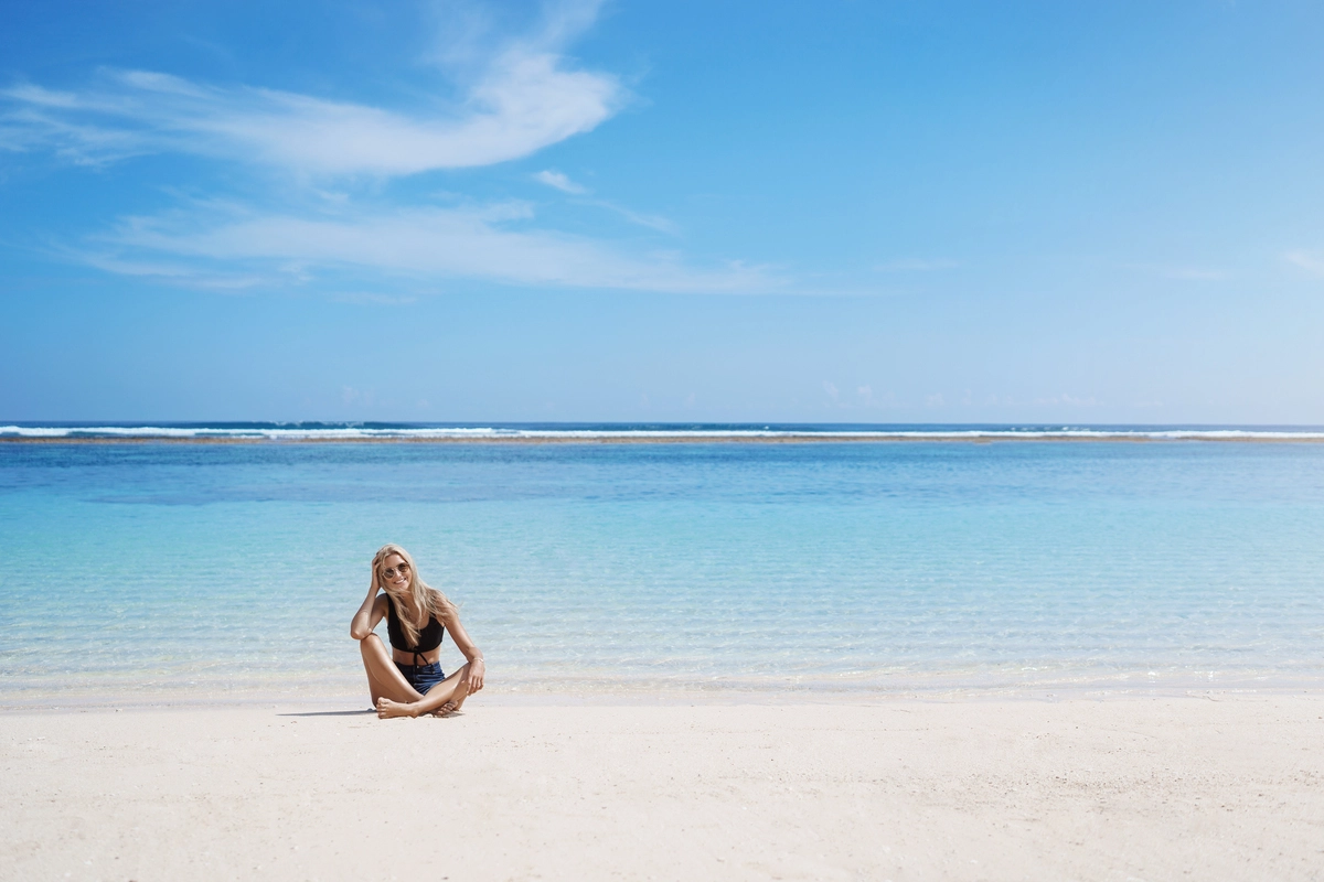 kobieta siedzi na plaży