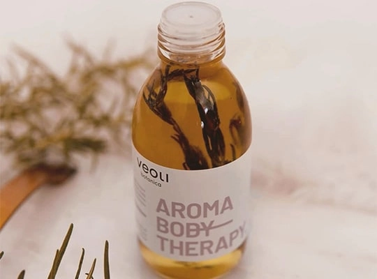 Veoli Botanica Aroma Body Therapy straffendes Körperöl-Serum mit aktivem Rosmarin-Extrakt